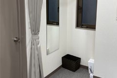 アップルジム府中店のジム画像・広々と使える更衣室