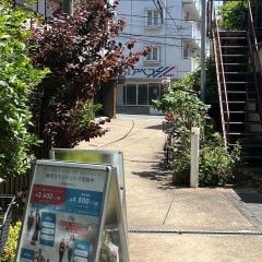 株式会社アベコーを左に曲がってください。