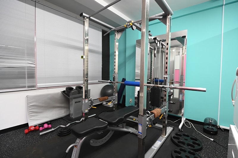 Apple GYM（アップルジム）銀座店は、トレーニング初心者の方でもプロのトレーナーの徹底したサポートで本格トレーニングが気軽に始められる設備となっています。