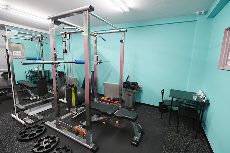 Apple GYM（アップルジム）銀座店は、清潔感のある空間でトレーニングに集中していただける空間です。