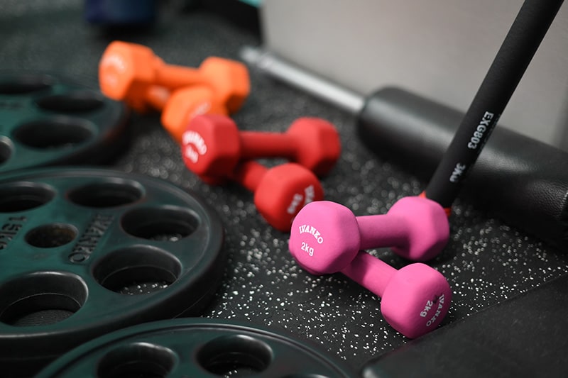 Apple GYM（アップルジム）銀座店では、初心者方には小さいダンベルから無理のない楽しめるトレーニングメニューを組み立てます。