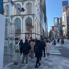 GINZA SIXの手前を左折してください。
