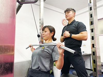Apple GYM（アップルジム）銀座店の人気トレーニング1-ラットプルダウン