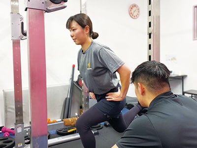 Apple GYM（アップルジム）銀座店の人気トレーニング2-ブルガリアンスクワット