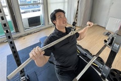 アップルジム東中野店のジム画像・プロのトレーナーによる直接指導（背中のトレーニング）