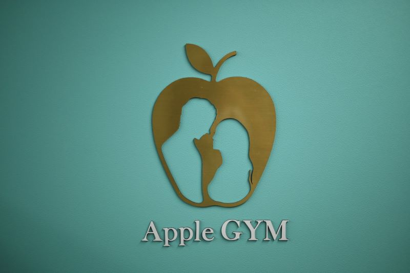 Apple GYM（アップルジム）の大きなロゴを壁に装飾しております！