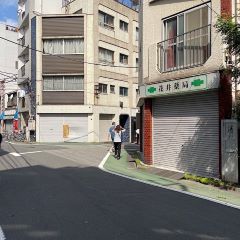 Apple GYM（アップルジム）板橋店までの道のり（JR線）2花井薬局を右に曲がってください。