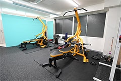 Apple GYM（アップルジム）関内店は落ち着いた雰囲気でトレーニングに集中していただける空間です。