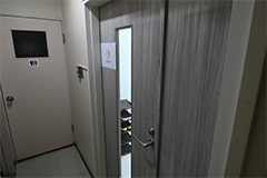 Apple GYM（アップルジム）関内店は明るい雰囲気で入りやすい入り口になっています。