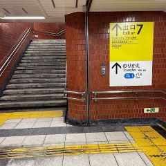 Apple GYM（アップルジム）関内店までの道のり（地下鉄ブルーライン線）2-27番出口から地上へ出てください。