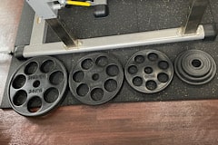 Apple GYM（アップルジム）葛西店のジム画像・高い負荷まで対応したトレーニング設備