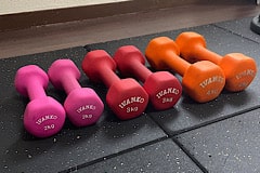 Apple GYM（アップルジム）葛西店のジム画像・3色のおしゃれなダンベルで楽しくトレーニング！