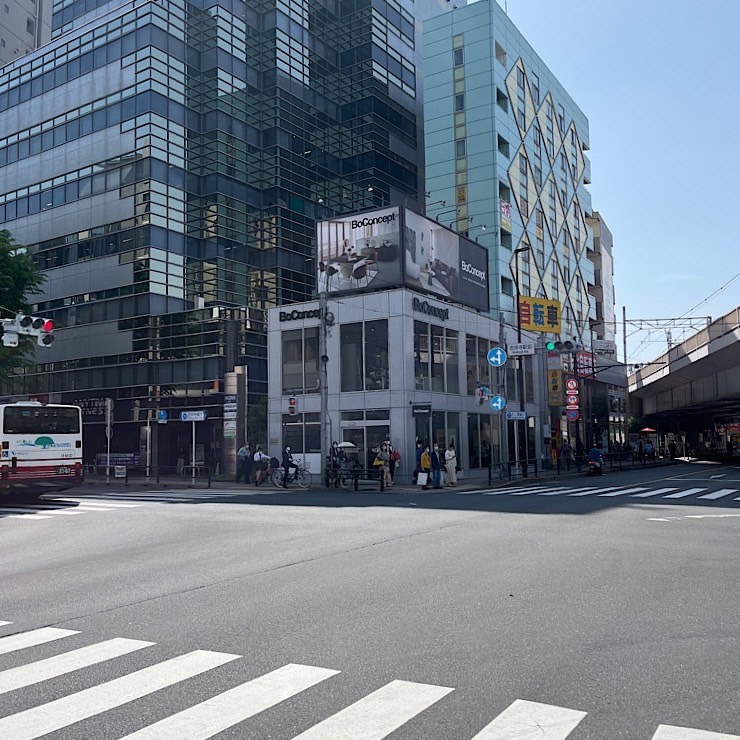 Apple GYM（アップルジム）吉祥寺店までの道のり（JR線）2吉祥寺通りと井の頭通りが交差する十字路を家具ショップBoconcept側に渡ってください。