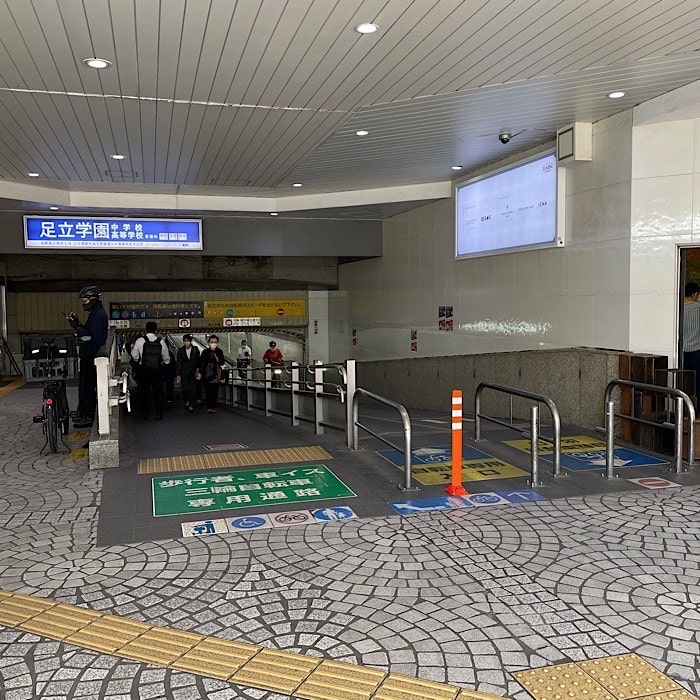 Apple GYM（アップルジム）北千住店までの道のり（千代田線）2-3高架下の歩道を直進してください。