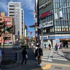 Apple GYM（アップルジム）高円寺店までの道のり（JR線）2ローソンを正面に信号を渡り直進してください。