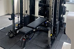 アップルジム駒沢大学店のジム画像・トレーニング用のベンチ