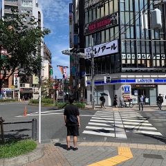 Apple GYM（アップルジム）高円寺2号店までの道のり（JR線）2ローソンを正面に信号を渡り直進してください。