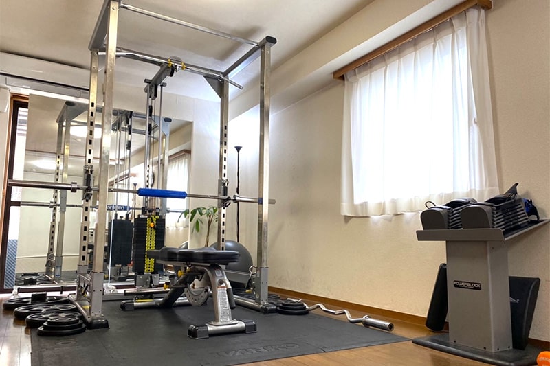 Apple GYM（アップルジム）中目黒店では、運動経験が少ない方でも安全に本格トレーニングができるようにプロのトレーナーが徹底したサポートを行える設備となっています。