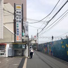Apple GYM（アップルジム）中野店までの道のり（JR線）2右に曲がり線路沿いを直進してください。