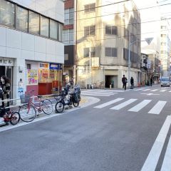 Apple GYM（アップルジム）人形町店までの道のり（日比谷線）3交差点を左へ曲がってください。
