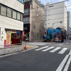 Apple GYM（アップルジム）人形町店までの道のり（浅草線）3交差点を左へ曲がってください。