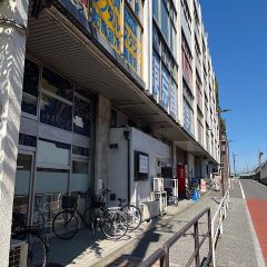 Apple GYM（アップルジム）西日暮里店までの道のり（千代田線）2-4線路沿いを直進してください。