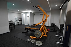 Apple GYM（アップルジム）王子店は広く落ち着いた中でトレーニングに集中していただける空間です。
