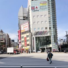 Apple GYM（アップルジム）新宿店までの道のり（JR線）3大ガード西交差点を横断してください。