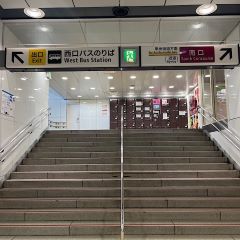 Apple GYM（アップルジム）新宿店までの道のり（京王線）2西口バスのりば出口から地上に出てください。