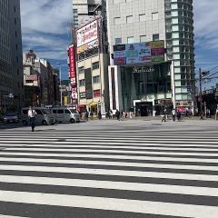 Apple GYM（アップルジム）新宿店までの道のり（京王線）4大ガード西交差点を横断してください。