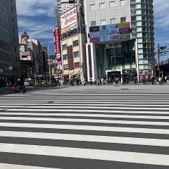 Apple GYM（アップルジム）新宿店までの道のり（小田急線）3大ガード西交差点を横断してください。