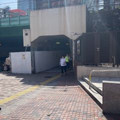 Apple GYM（アップルジム）新宿店までの道のり（西武新宿線）2高架下を抜けてください。