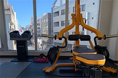 アップルジム立川店のジム画像・トレーニング機材と外の風景