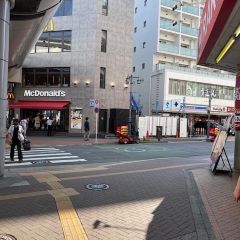 Apple GYM（アップルジム）立川店までの道のり（JR線）1-2 一つ目の信号を右に曲がってください。