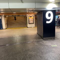 Apple GYM（アップルジム）上野店までの道のり（東京メトロ日比谷線）3-2 9番出口の方へ道なりに進んでください。