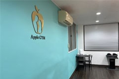 Apple GYM（アップルジム）上野店ではエメラルドブルーの壁で落ち着いた雰囲気のパーソナルジムとなっています。