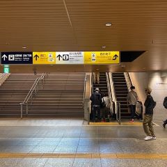 Apple GYM（アップルジム）横浜店までの道のり（JR線）1-2エスカレーターで西口地上へ出てください。