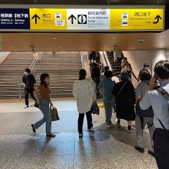 Apple GYM（アップルジム）横浜店までの道のり（京急線）5-2エスカレーターで西口出口へ出てください。