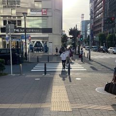 Apple GYM（アップルジム）横浜店までの道のり（京急線）5-4THE SUIT COMPANY前の横断歩道を右折してください。