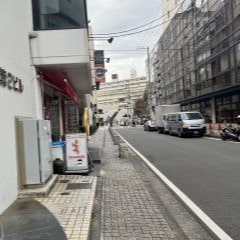 三菱UFJ銀行がある交差点を右に進み直進してください。