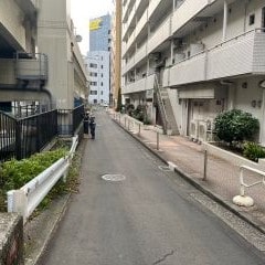橋を渡り左に進んでください。