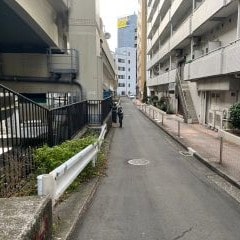 橋を渡り左に進んでください。