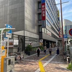 Apple GYM（アップルジム）横浜店までの道のり（地下鉄ブルーライン線）2-3野村證券方面に直進してください。