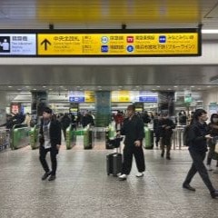 正面改札をでて左手へ進んでください。