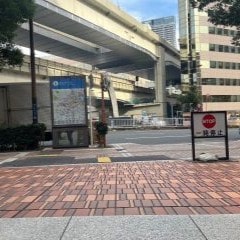 左手にある首都高速道路の下を進んでください。