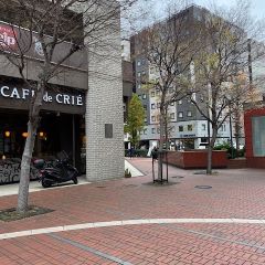 Apple GYM（アップルジム）関内店までの道のり（JR線）1-3カフェドクリエに沿って左折します。