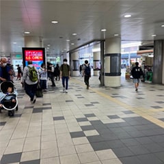 Apple GYM（アップルジム）川崎店までの道のり（京浜急行本線）2-1改札を出て真っ直ぐ進んでください。