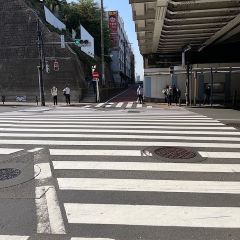 Apple GYM（アップルジム）西日暮里店までの道のり（JR線）1-2交差点を線路に沿うように右へ進んでください。