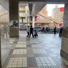 屋外にでてください。