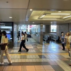 そのまま直進し屋外にでてください。